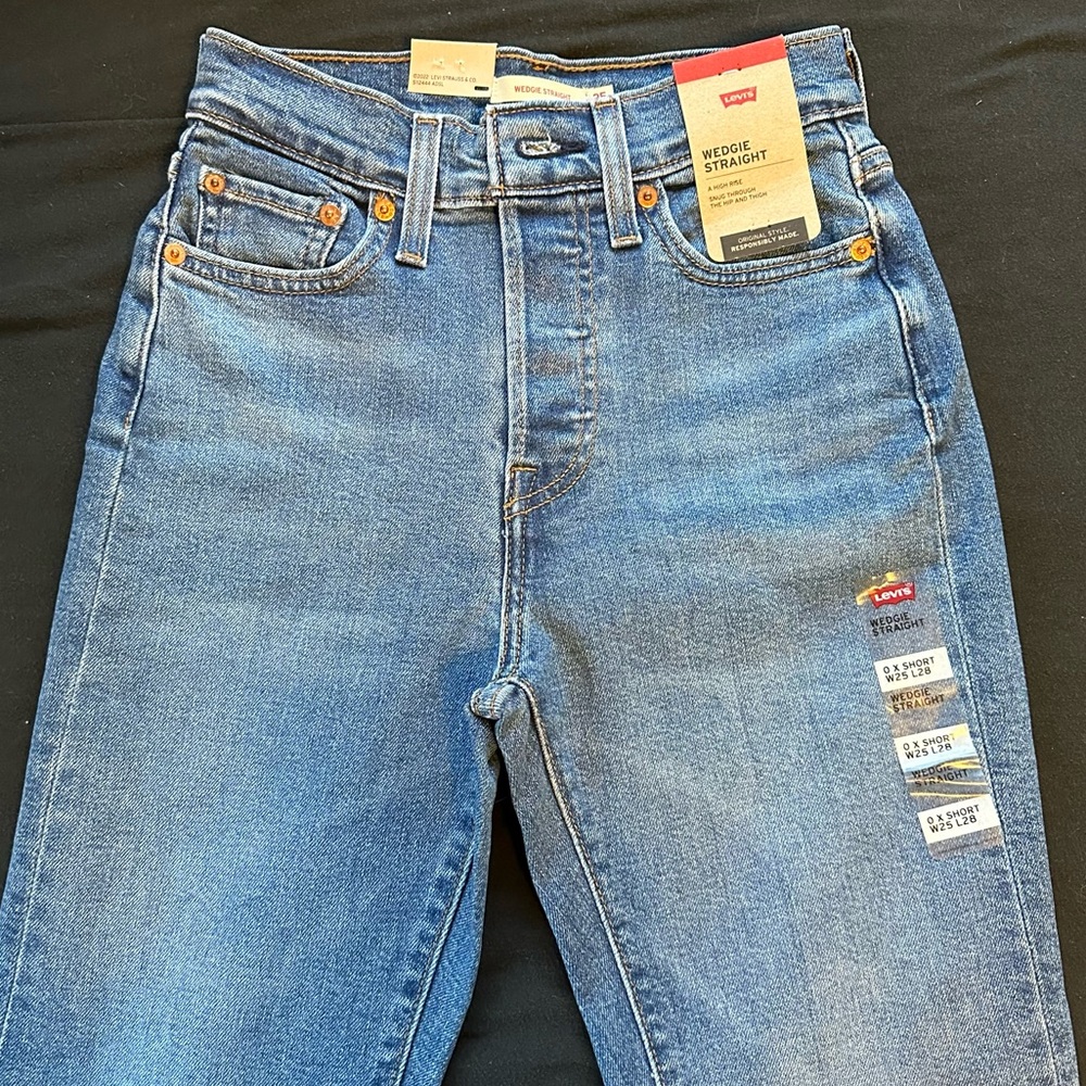 NWT Levi’s wedgie straight leg jeans Size 25x28 short